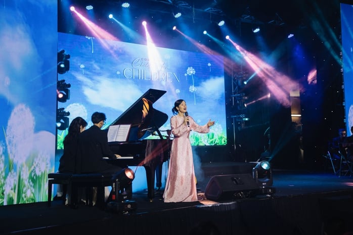 Con trai Hà Kiều Anh đệm đàn cho diva Hồng Nhung hát “Cho con”- Ảnh 2.