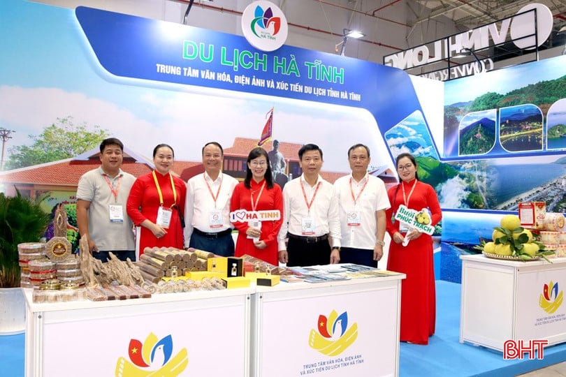 bqbht_br_doan-ha-tinh-chup-anh-luu-niem-tai-gian-hang-quang-ba-du-lich-ha-tinh.jpg