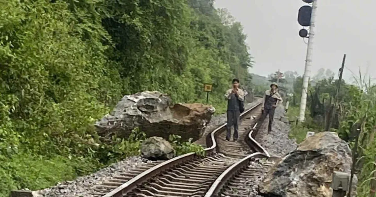 Sạt lở đá, đường sắt Bắc – Nam tê liệt