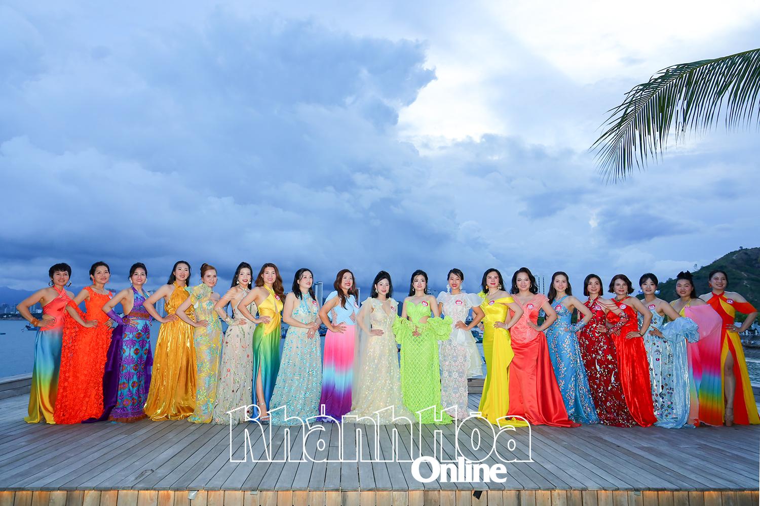 Kandidatinnen, die am Halbfinale des Wettbewerbs „Miss Vietnam Business Beauty 2025“ teilnehmen.