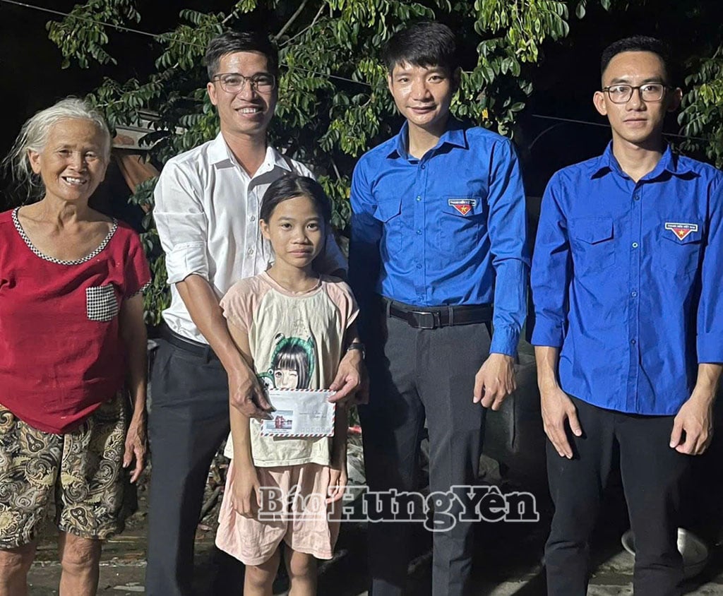 តំណាងសម្ព័ន្ធយុវជនវួដ Duong Hao និងអ្នកមានគុណបានប្រគល់អំណោយជូនលោក Nguyen Phuong Anh។