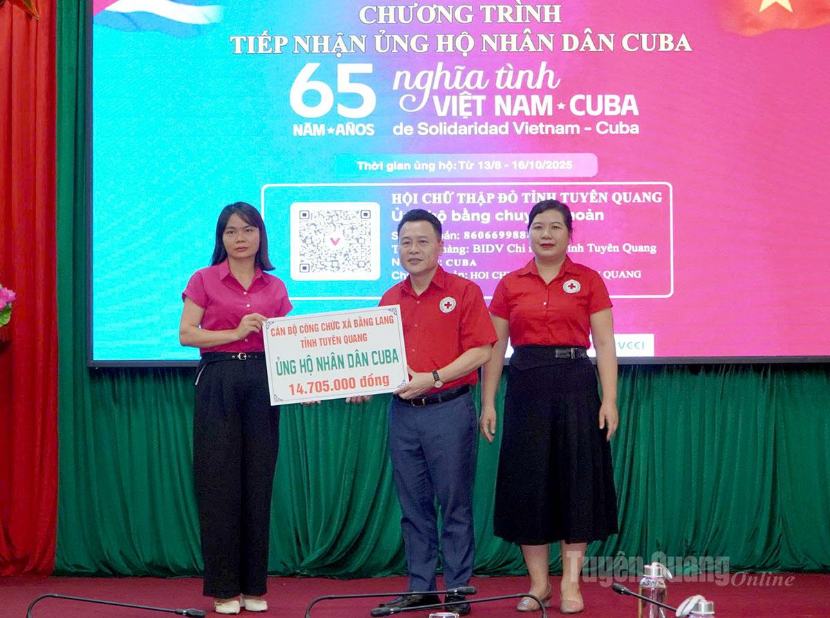 Hội Chữ thập đỏ tỉnh Tuyên Quang tiếp nhận ủng hộ của cán bộ, công chức xã Bằng Lang.