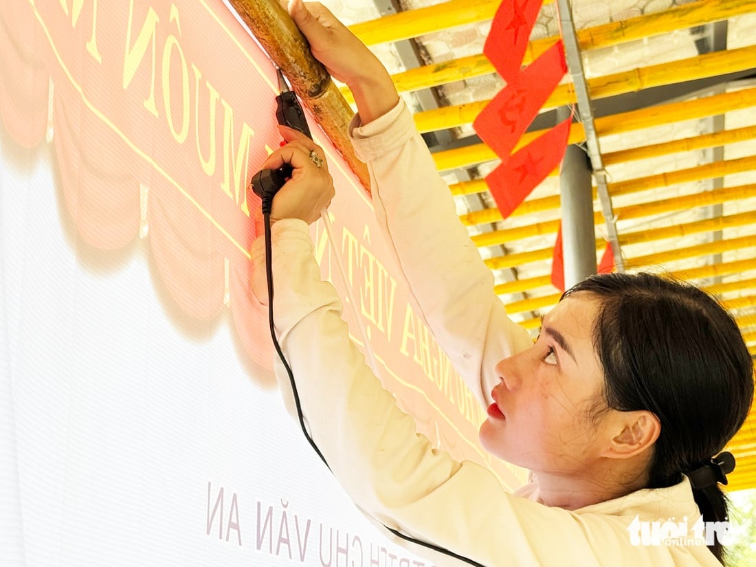 Đáng yêu cảnh cô trò Tăk Pổ quây quần chuẩn bị cho lễ khai giảng - Ảnh 8.