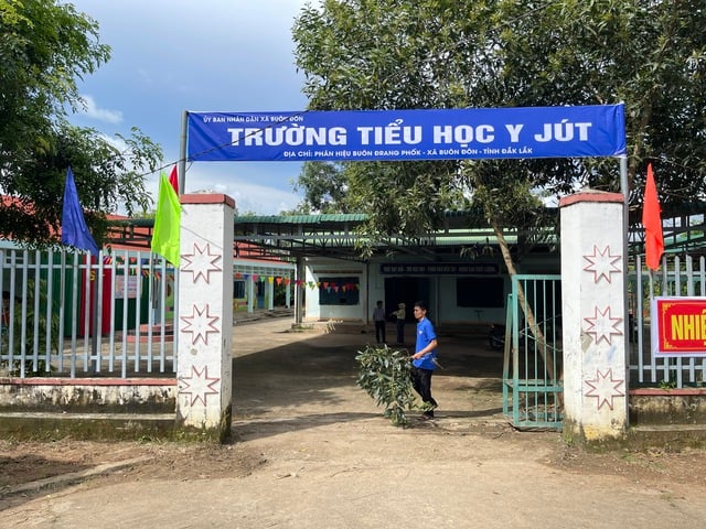 Trường biên giới trước ngày khai giảng năm học mới - Ảnh 1.