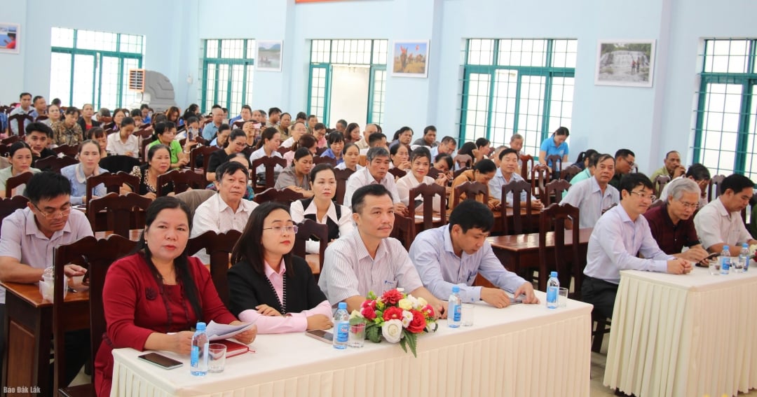 Các đại biểu tham dự buổi lễ.