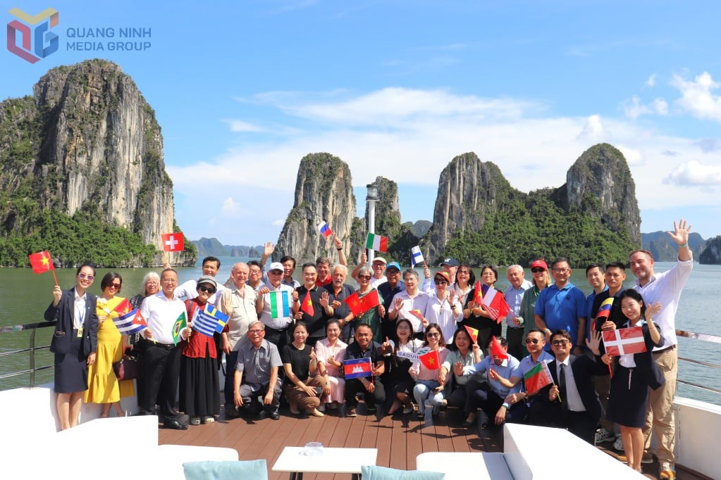 Đoàn đại biểu quốc tế tham quan Vịnh Hạ Long (tỉnh Quảng Ninh). (Ảnh: Báo Quảng Ninh)