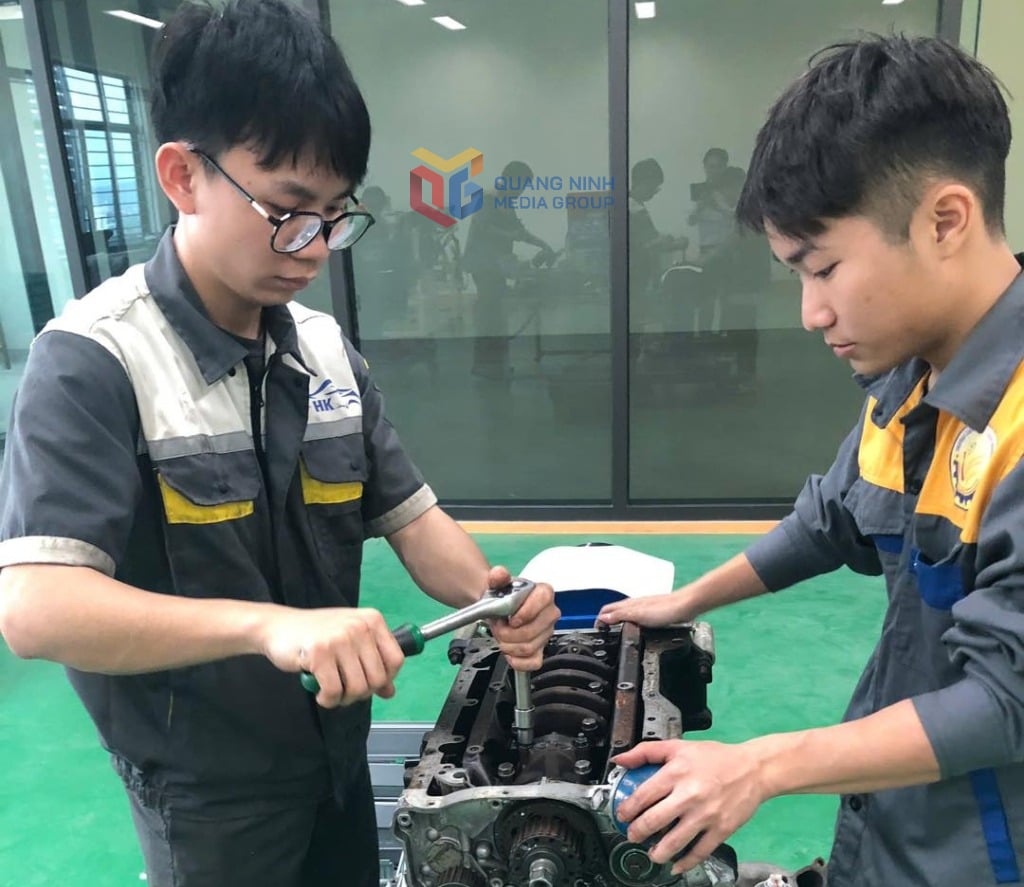Examen de graduación de los estudiantes de la escuela de tecnología automotriz K7A1 y K7A2, Vietnam - Korea College, Quang Ninh