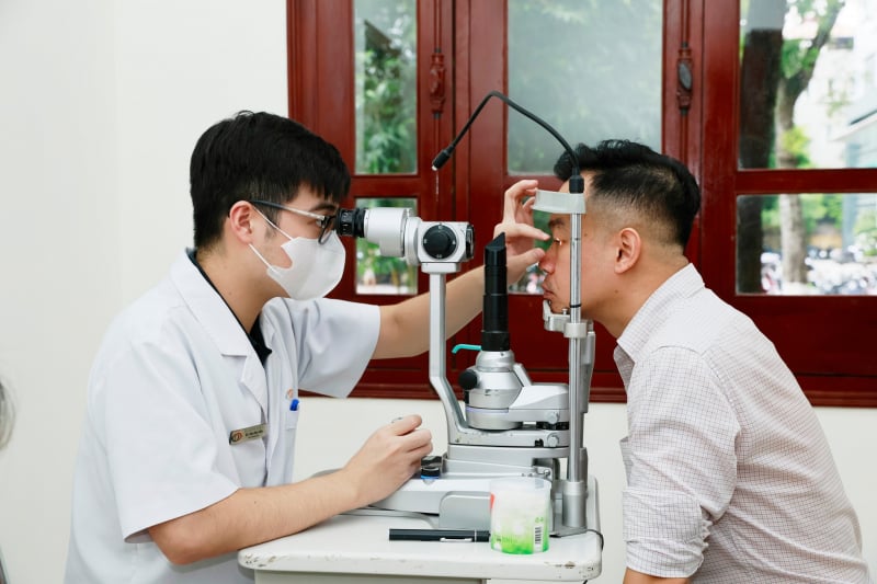 Hút thuốc lá gây các bệnh về răng miệng và có thể mù loà -0