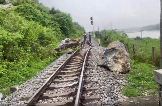 ថ្ម​រំកិល​បាន​ធ្វើ​ឲ្យ​ផ្លូវ​រថភ្លើង​ផ្លាស់​ប្តូរ។ រូបថត៖ Nguyen Hoa