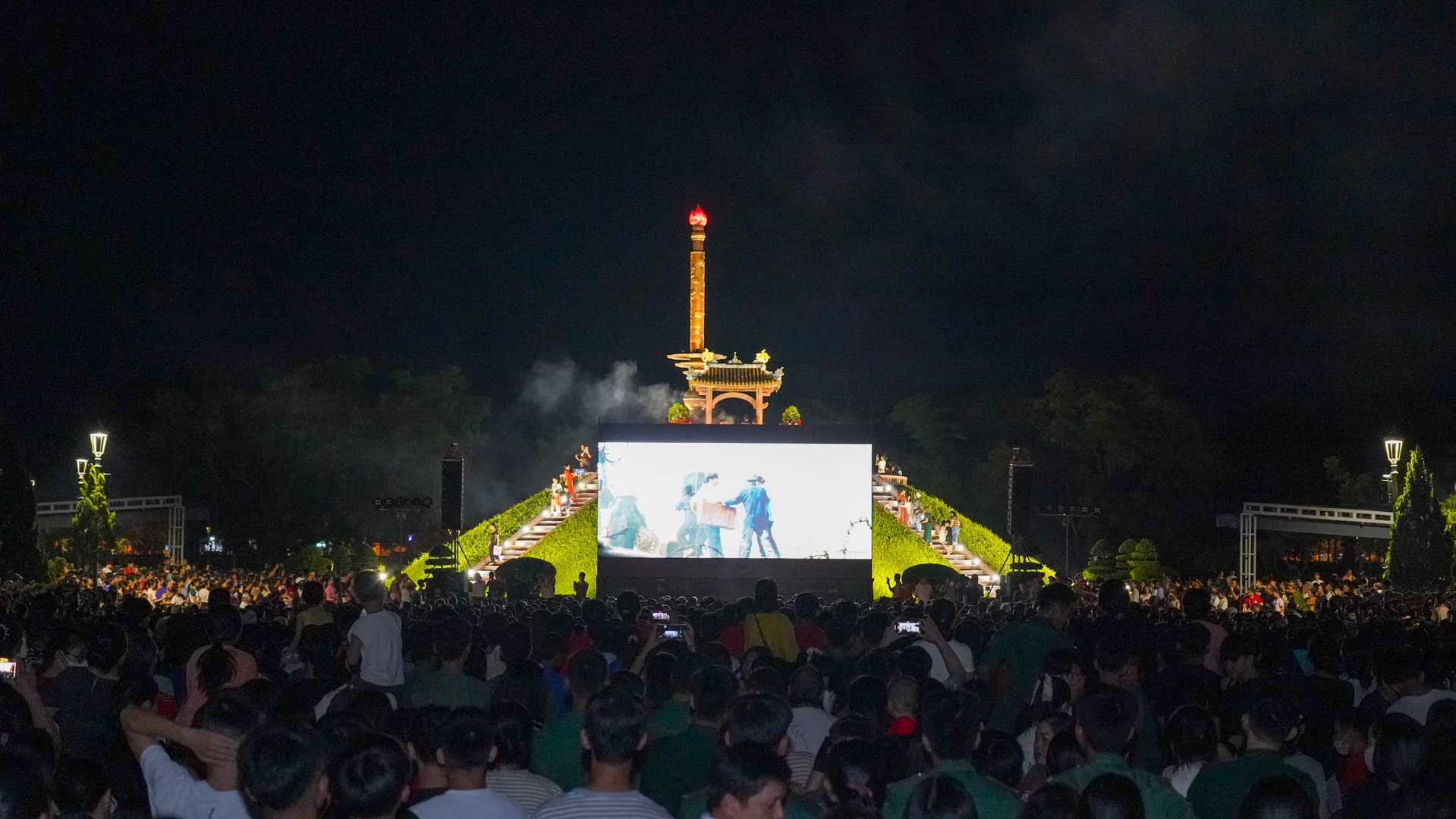 Dựa trên tiểu thuyết cùng tên của nhà văn Chu Lai, bộ phim Mưa đỏ không chỉ kể lại chiến sự, mà còn tái hiện thân phận con người trong khói lửa