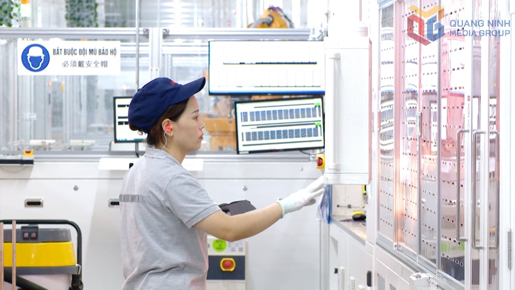 Trabajadores de JINKO SOLAR Industrial Co., Ltd. (Parque Industrial Song Khoai)