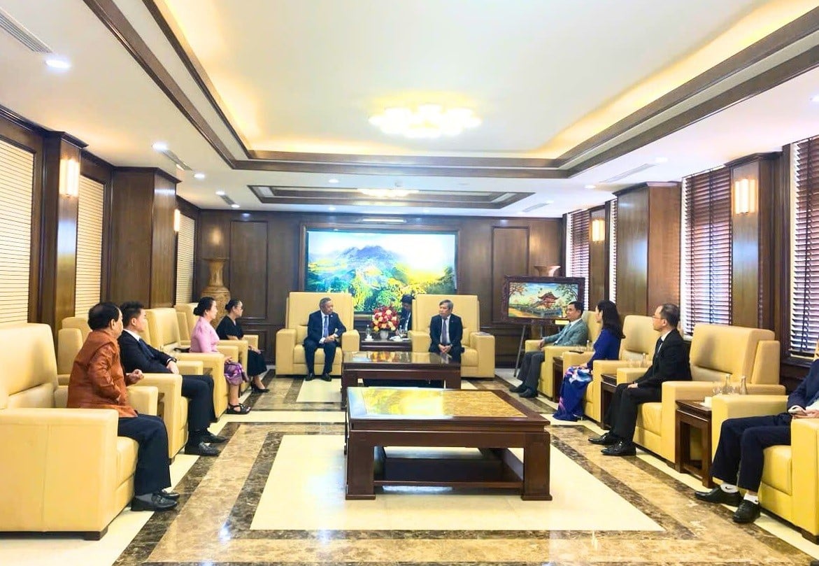 Bí thư Tỉnh ủy Quảng Ninh Vũ Đại Thắng tiếp Đoàn đại biểu Hội hữu nghị Lào - Việt Nam. (Ảnh: Nguyễn Thư)