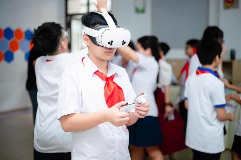 Học sinh Trường THCS Hoàng Mai trải nghiệm công nghệ thực tế ảo. (Ảnh: NTCC)