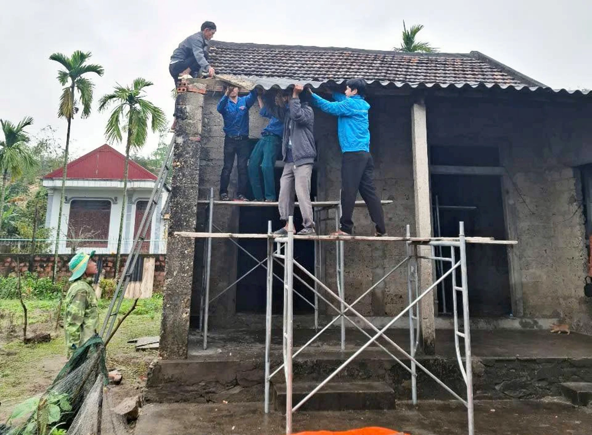 Các ngành, đoàn thể xã Ninh Châu hỗ trợ ngày công xây dựng nhà ở cho hộ nghèo-Ảnh: L.C
