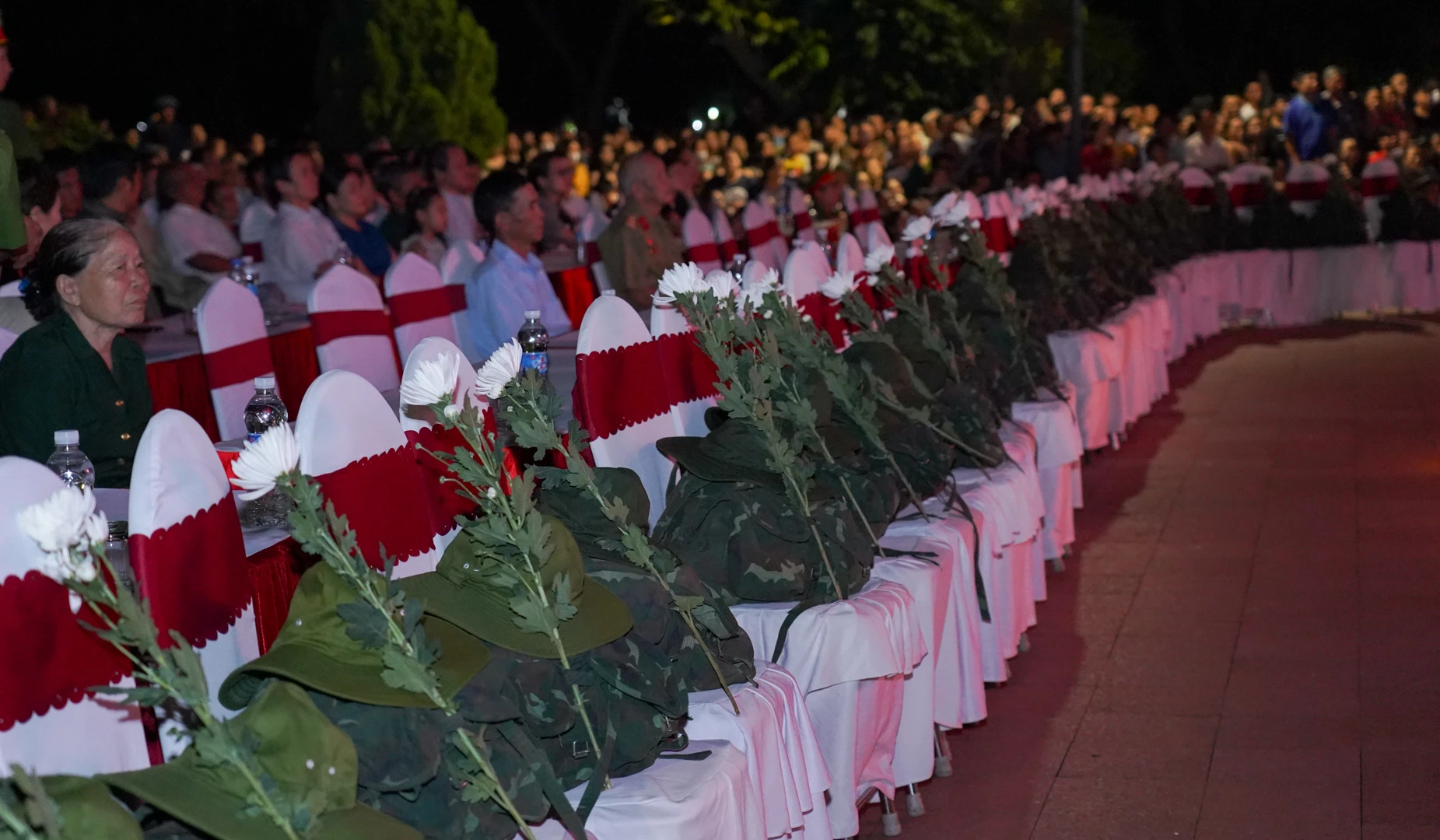 Những hàng ghế đặc biệt dành riêng như một lời tri ân của thế hệ hôm nay với những người đã anh dũng hi sinh vì độc lập, tự do của quê hương, đất nước