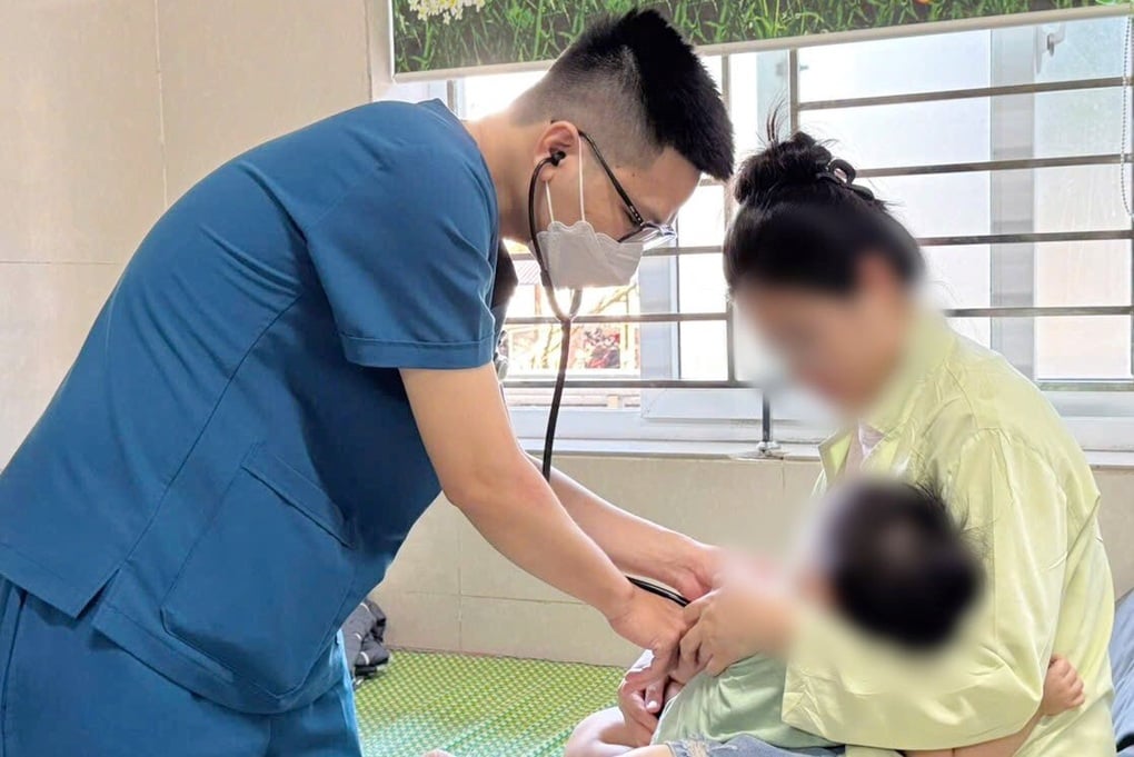 Ngộ độc do uống nhầm thuốc nhỏ mũi, bé 8 tháng tuổi nhập viện cấp cứu - 1