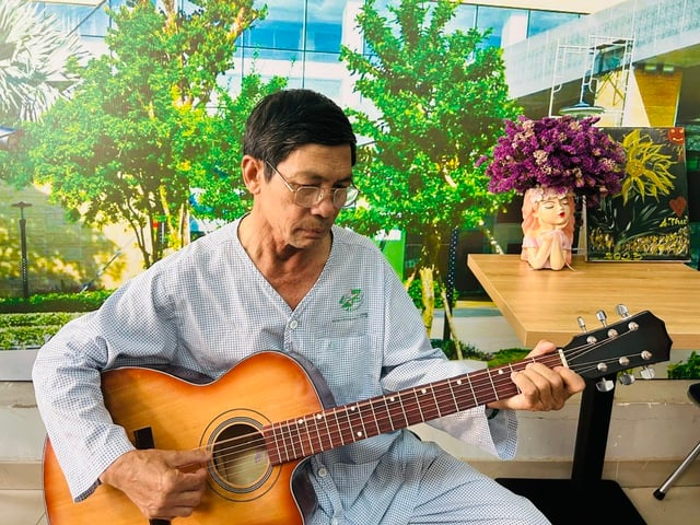 TP.HCM: Bệnh nhân ung thư đọc sách, chơi đàn, đánh cờ để lạc quan hơn - Ảnh 2.