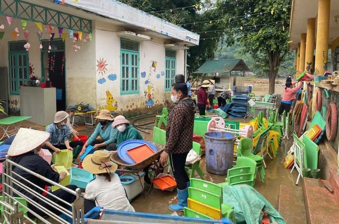 Các cô giáo dọn dẹp tại điểm trường  Pá Vạt 1, trường Mầm non Pá Vạt  (xã Mường Luân, tỉnh Điện Biên)  để chuẩn bị cho năm học mới
