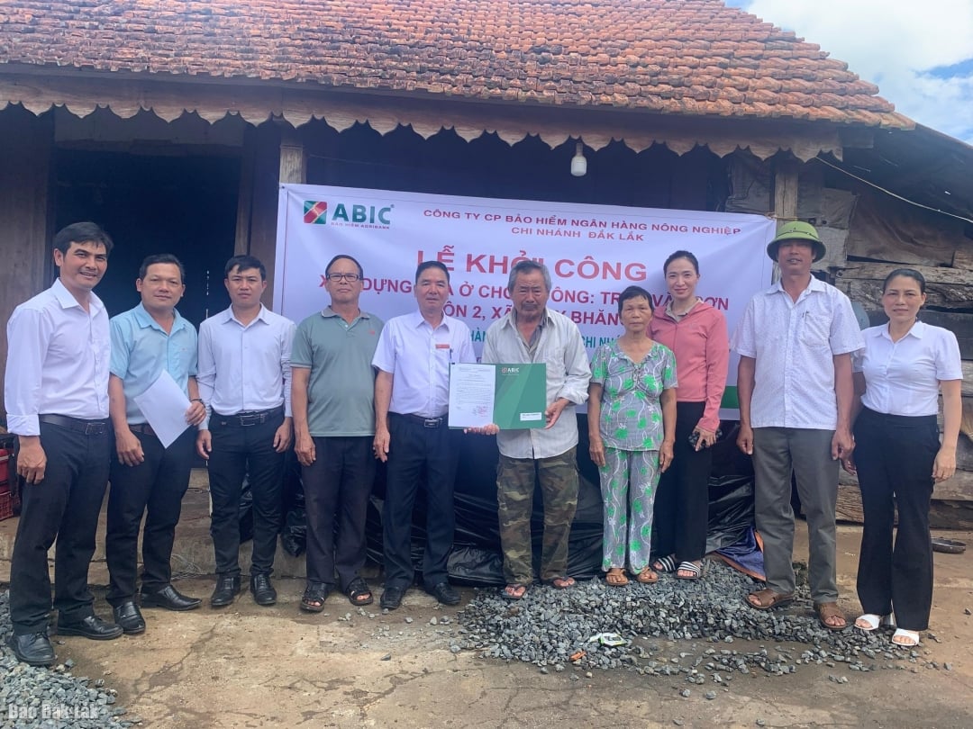 តំណាង​ក្រុមហ៊ុន​ភាគហ៊ុន​ធានា​រ៉ាប់រង​ធនាគារ​កសិកម្ម​និង​ឃុំ​ដារីបាង​បាន​ចូល​រួម​ក្នុង​ពិធី​បើក​ការដ្ឋាន​សាងសង់​ផ្ទះ​លោក ត្រាន់ វ៉ាន់សឺន។