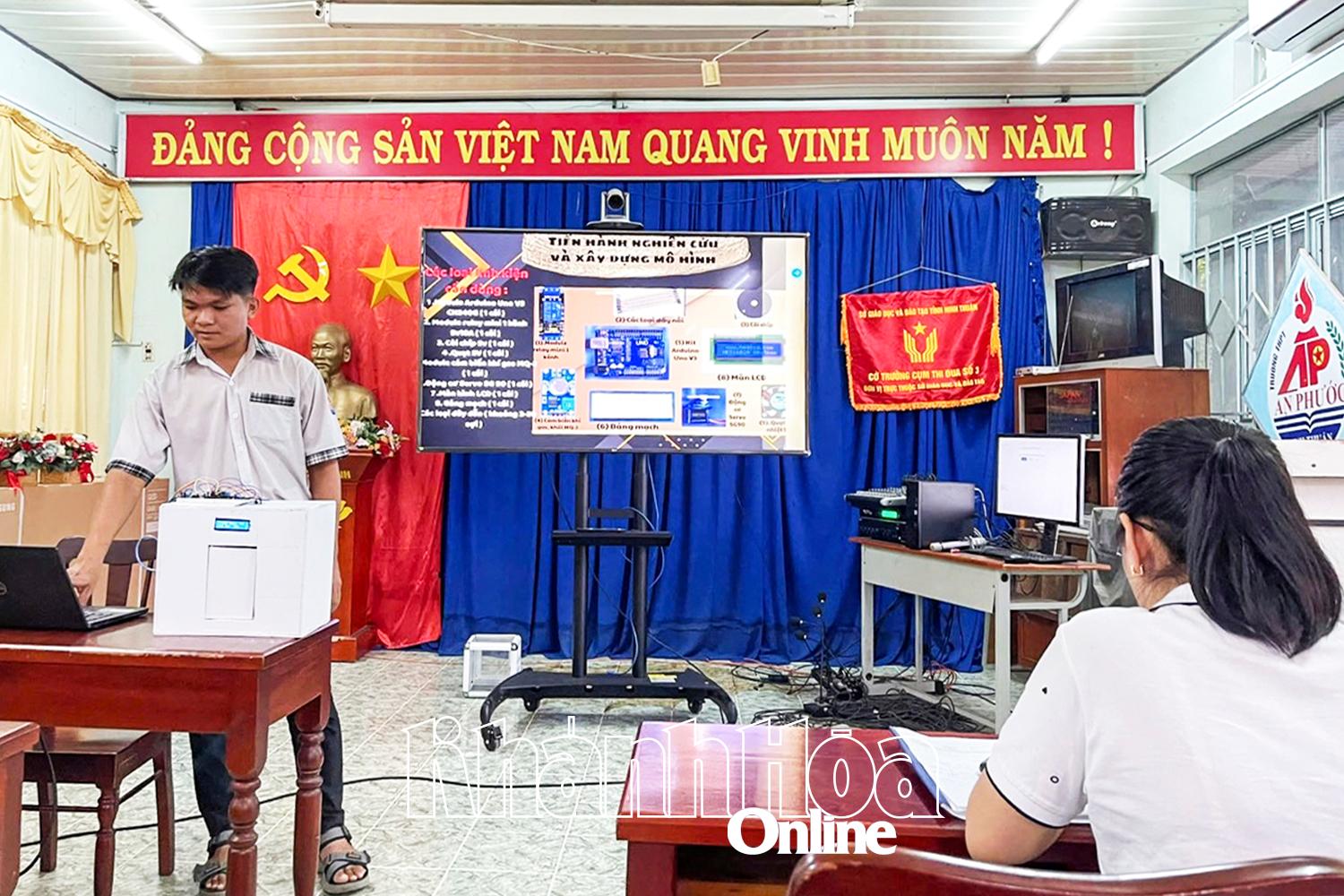 Học sinh Trường THPT An Phước ứng dụng công nghệ thông tin trình bày sản phẩm khoa học kỹ thuật cấp trường năm học 2024 - 2025.

