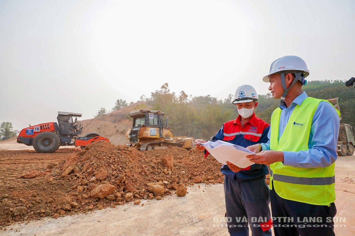 Cán bộ Ban Quản lý Dự án đường cao tốc Hữu Nghị - Chi Lăng kiểm tra, đối chiếu công tác xây lắp tại hiện trường với hồ sơ thiết kế