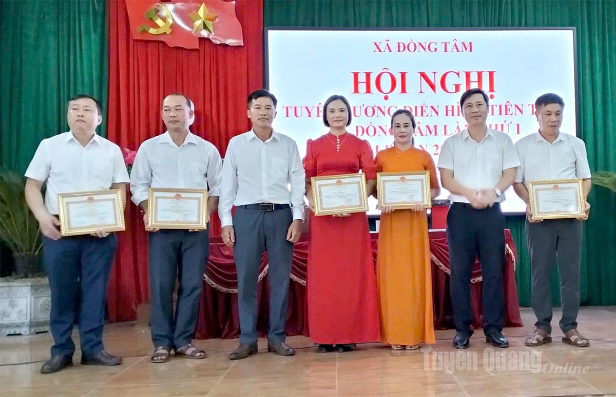 ថ្នាក់​ដឹក​នាំ​ឃុំ Dong Tam បាន​ប្រគល់​ប័ណ្ណ​សរសើរ​ដល់​ក្រុម។