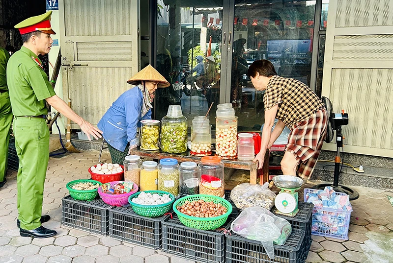 បើកយុទ្ធនាការដោះស្រាយស្ថានភាពផ្សារបណ្ដោះអាសន្ននៅសង្កាត់ Hac Thanh