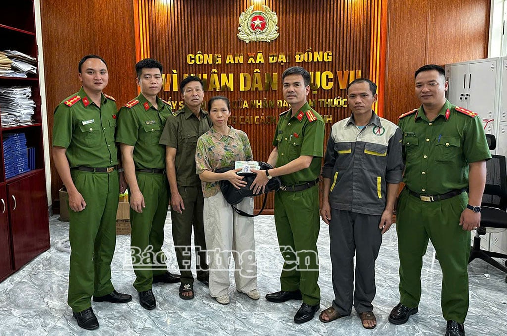 Trước sự chứng kiến của đại diện Công an xã Đại Đồng, chị Hương đã nhận lại toàn bộ số tiền và giấy tờ đánh rơi do anh Khá (thứ 2 từ phải sang) nhặt được.