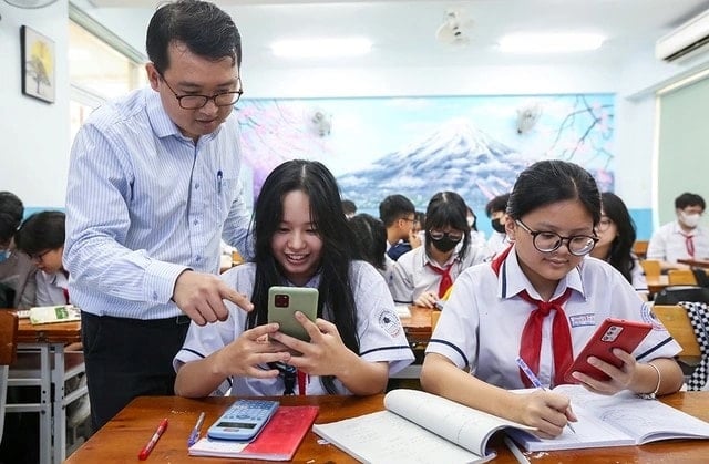 Schulen sollten Regelungen erarbeiten, die es Schülern erlauben, bei bestimmten Unterrichtsaktivitäten unter Anleitung und Aufsicht Mobiltelefone zu verwenden.-anh-nhat-thinh.jpg