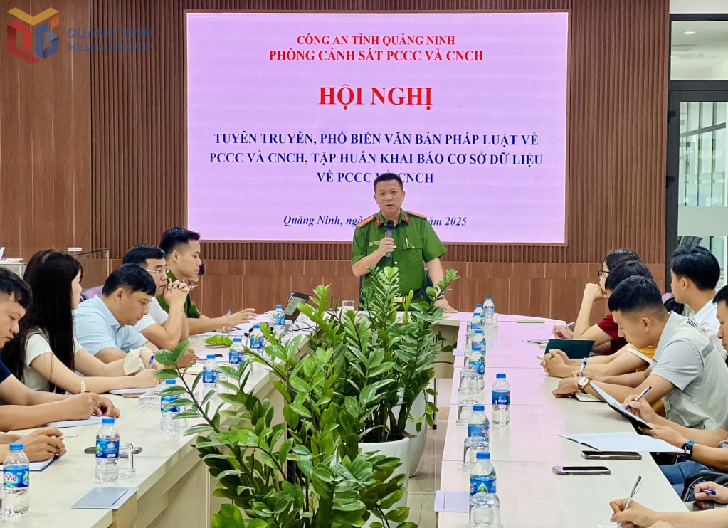 Phòng Cảnh sát PCCC&CNCH tuyên truyền Luật PCCC 2024 cho đại diện các doanh nghiệp hoạt động trong khu công nghiệp. Ảnh: Hằng Ngần