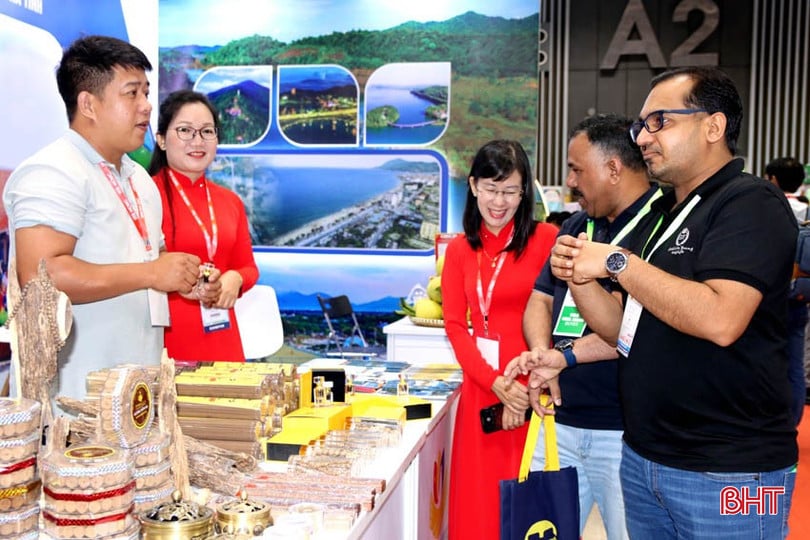 bqbht_br_khach-nuoc-ngoai-tim-hieu-cac-san-pham-ocop-ha-tinh.jpg