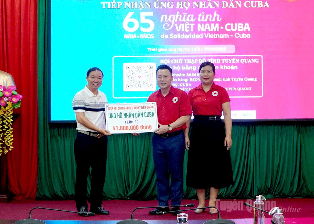 Hội Chữ thập đỏ tỉnh Tuyên Quang tiếp nhận ủng hộ lần 1 của Hiệp hội Doanh nghiệp tỉnh.