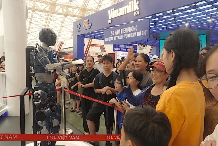 Người dân trầm trồ trước giàn khoan trên biển, đường tải điện xuyên Bắc Nam, robot biết nói - Ảnh 5.