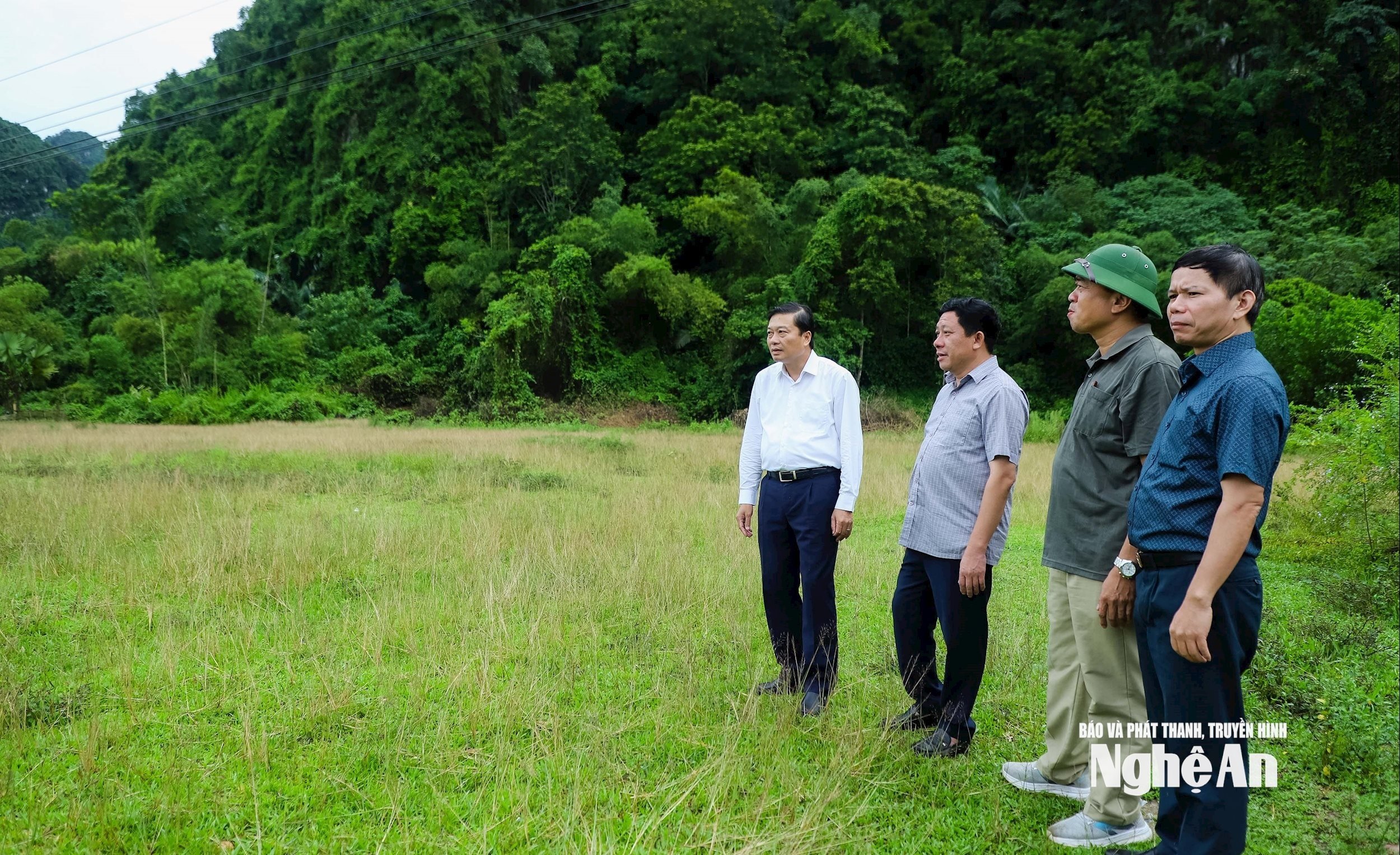 레 홍 빈(Le Hong Vinh) 성 인민위원회 위원장이 꼰꾸엉(Con Cuong) 마을의 자연재해로 피해를 입은 가구들을 위한 재정착지를 시찰했습니다. 사진: 탄 주이(Thanh Duy)