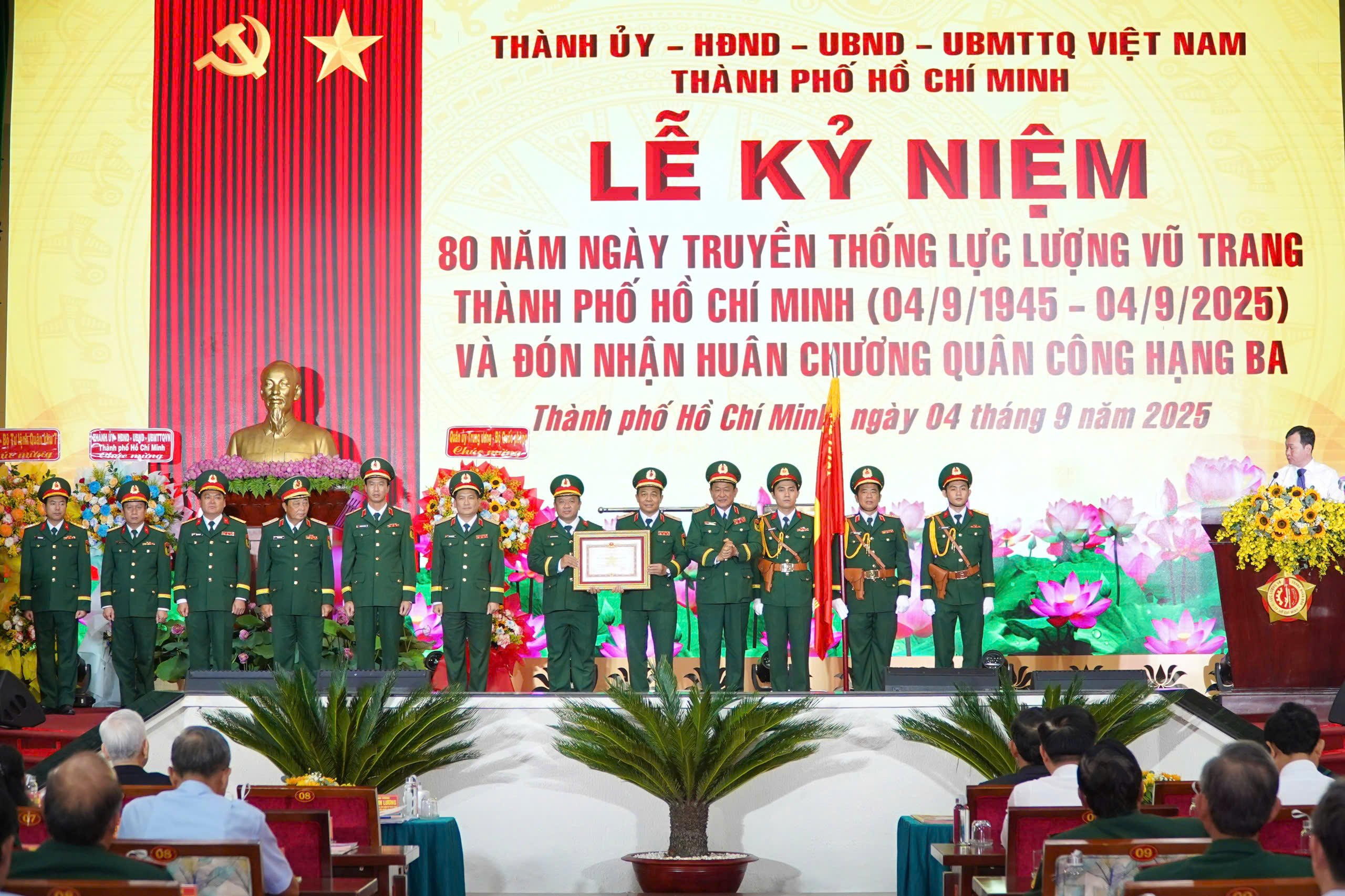 Bộ Tư lệnh TP.HCM nhận Huân chương Quân công hạng ba - Ảnh 2.