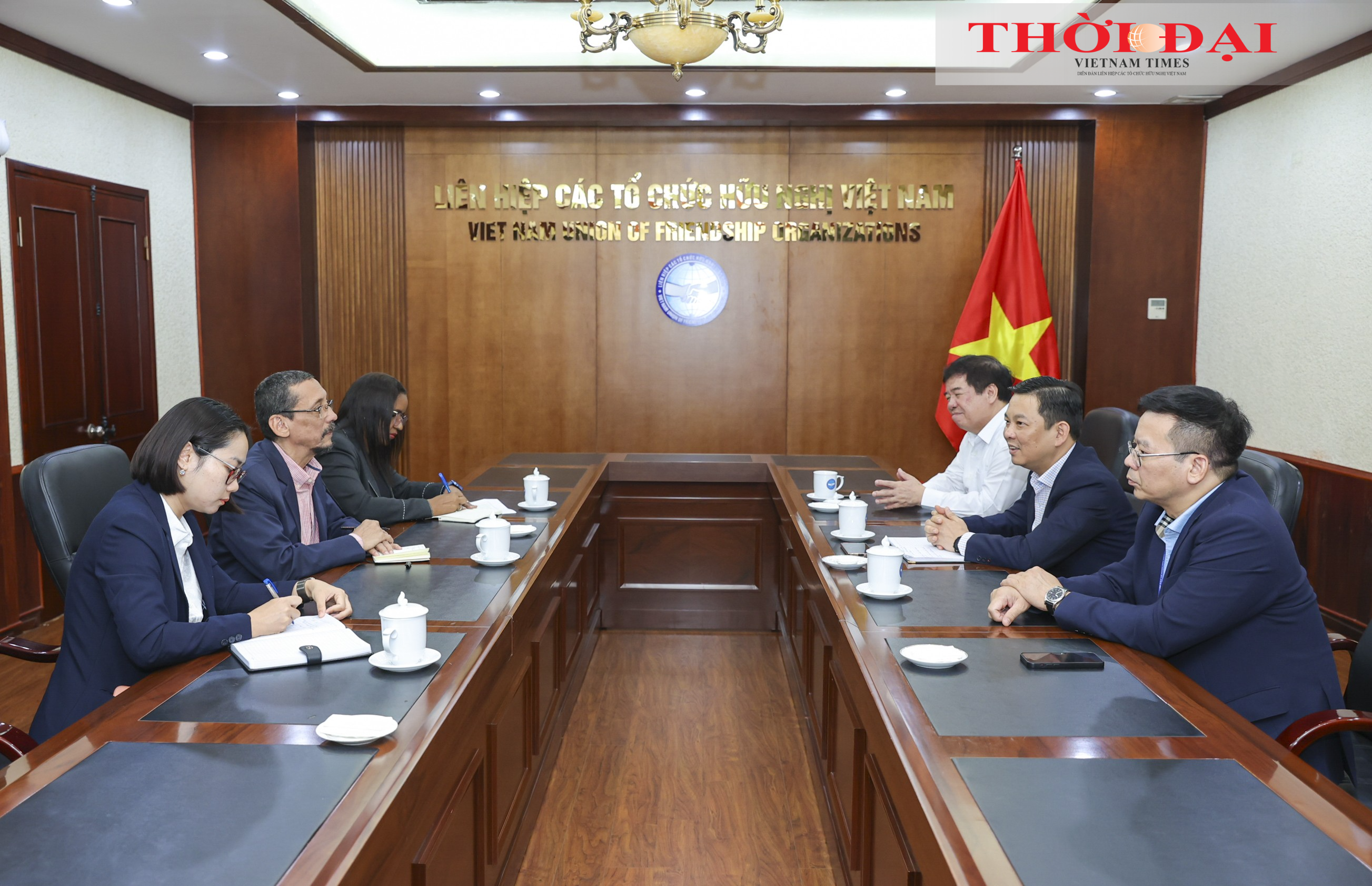 Pan Dong Huy Cuong, viceprezident Vietnamské unie přátelských organizací, přijal delegaci z Institutu Simona Bolivara pro mír a solidaritu mezi národy. (Foto: Dinh Hoa)