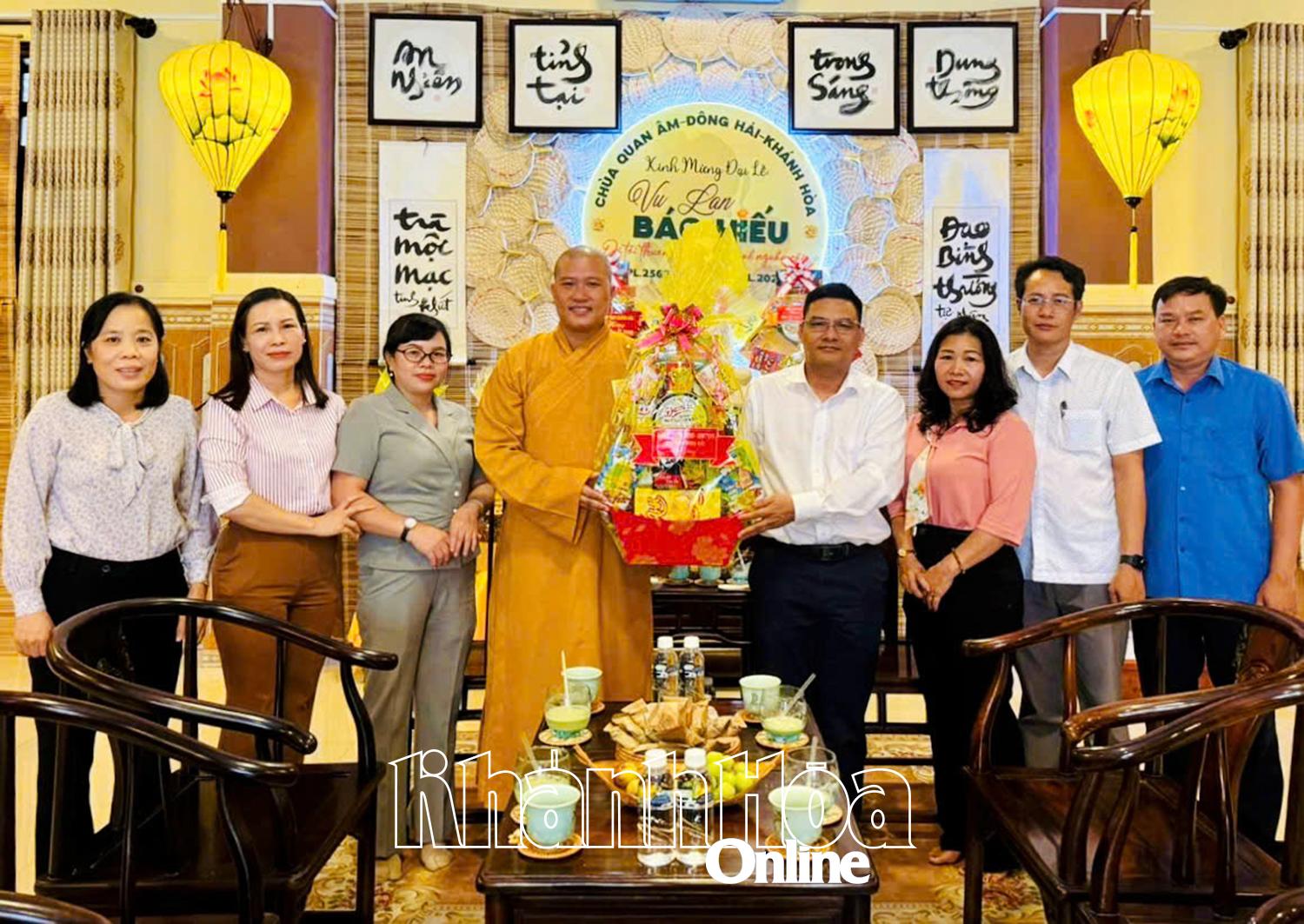 ទស្សនា និងប្រគេនអំណោយដល់វត្ត Quan Am។