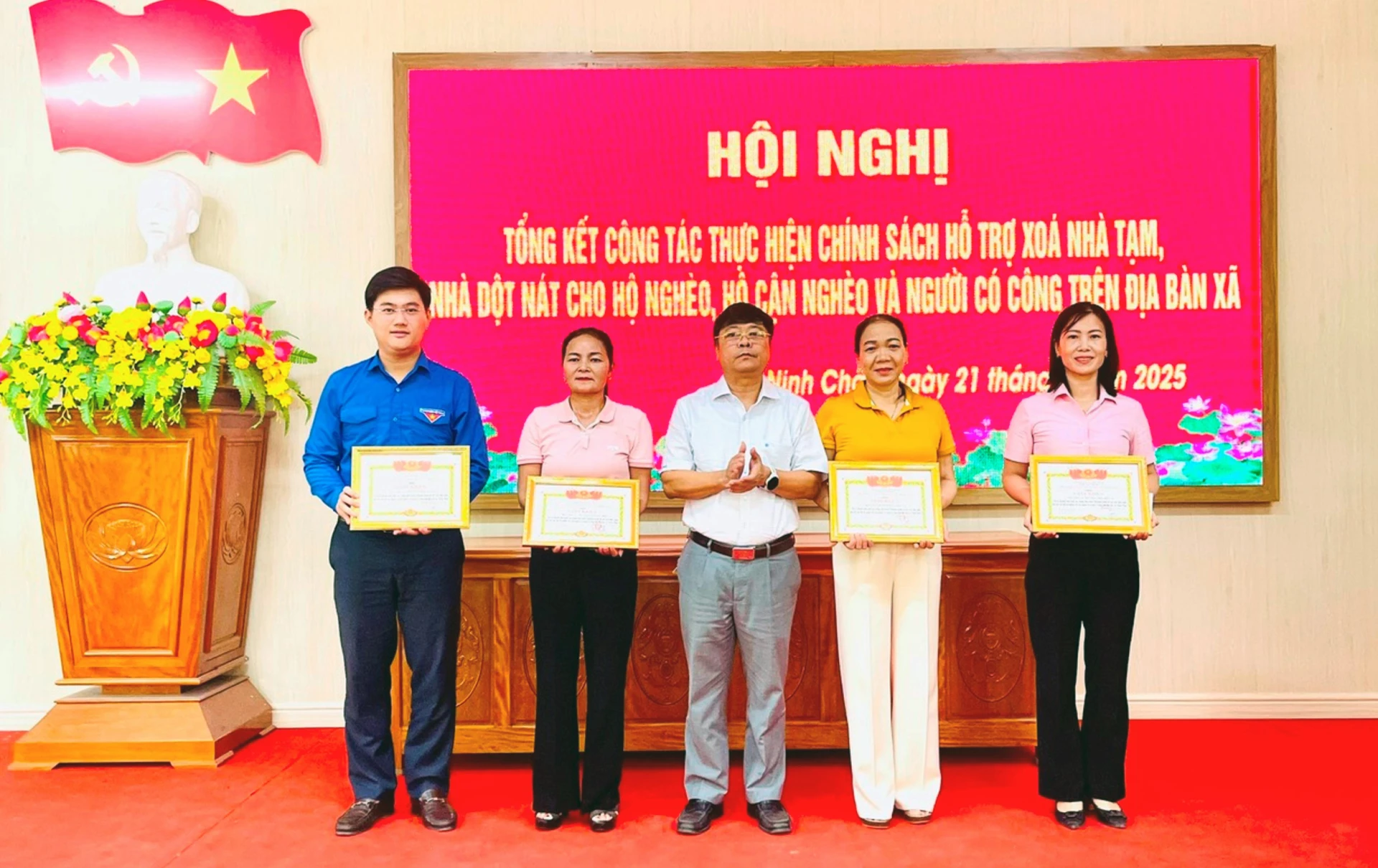 Xã Ninh Châu khen thưởng các tập thể có thành tích xuất sắc trong thực hiện chương trình xóa nhà tạm, nhà dột nát trên địa bàn - Ảnh: L.C