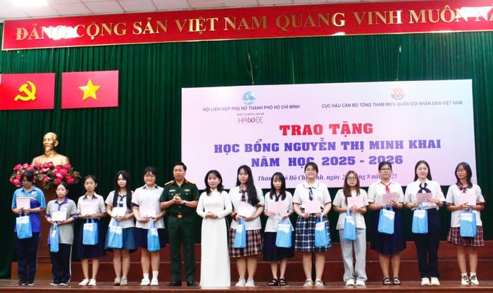 Hội LHPN TPHCM phối hợp tổ chức trao 161 suất học bổng Nguyễn Thị Minh Khai năm học 2025-2026 cho học sinh, sinh viên có hoàn cảnh khó khăn