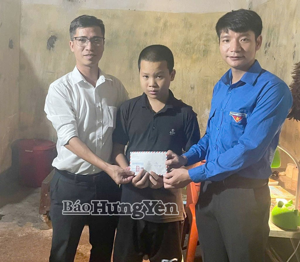 តំណាងសម្ព័ន្ធយុវជនសង្កាត់ Duong Hao និងអ្នកមានគុណបានប្រគល់អំណោយជូនលោក Bui Van Huong។