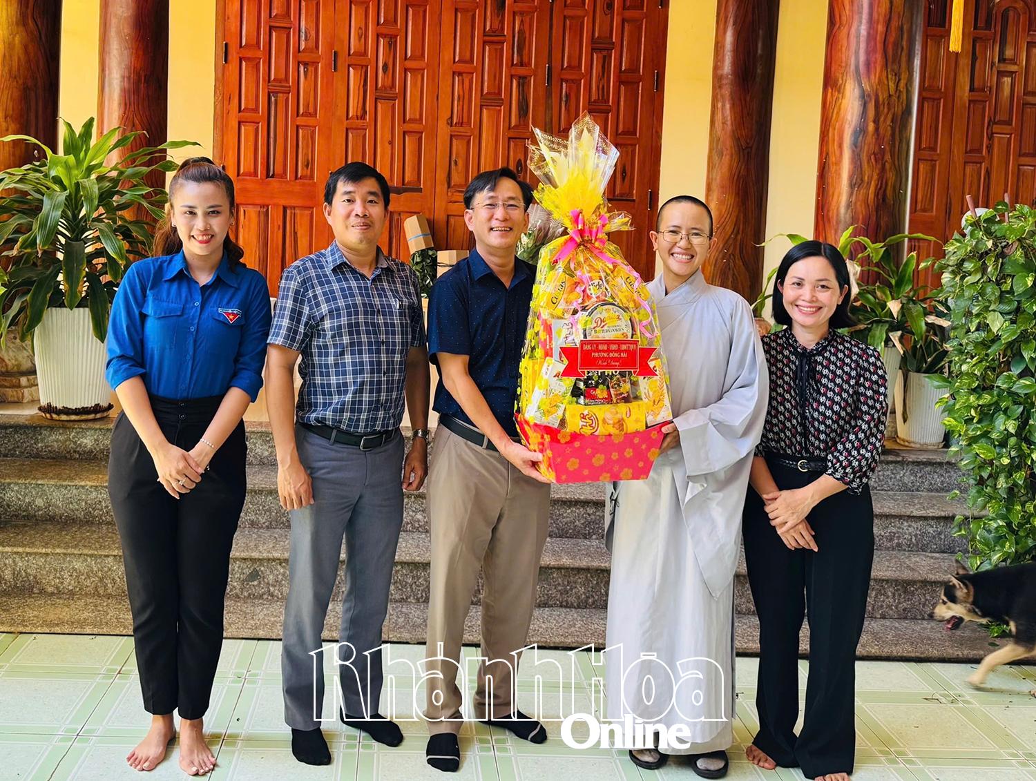 ទស្សនា​និង​ប្រគេន​អំណោយ​ដល់​វត្ត​តៃហូ។