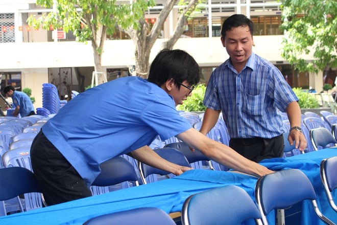 Ngôi trường gần 120 năm tuổi tất bật cho lễ khai giảng năm học mới - Ảnh 5.