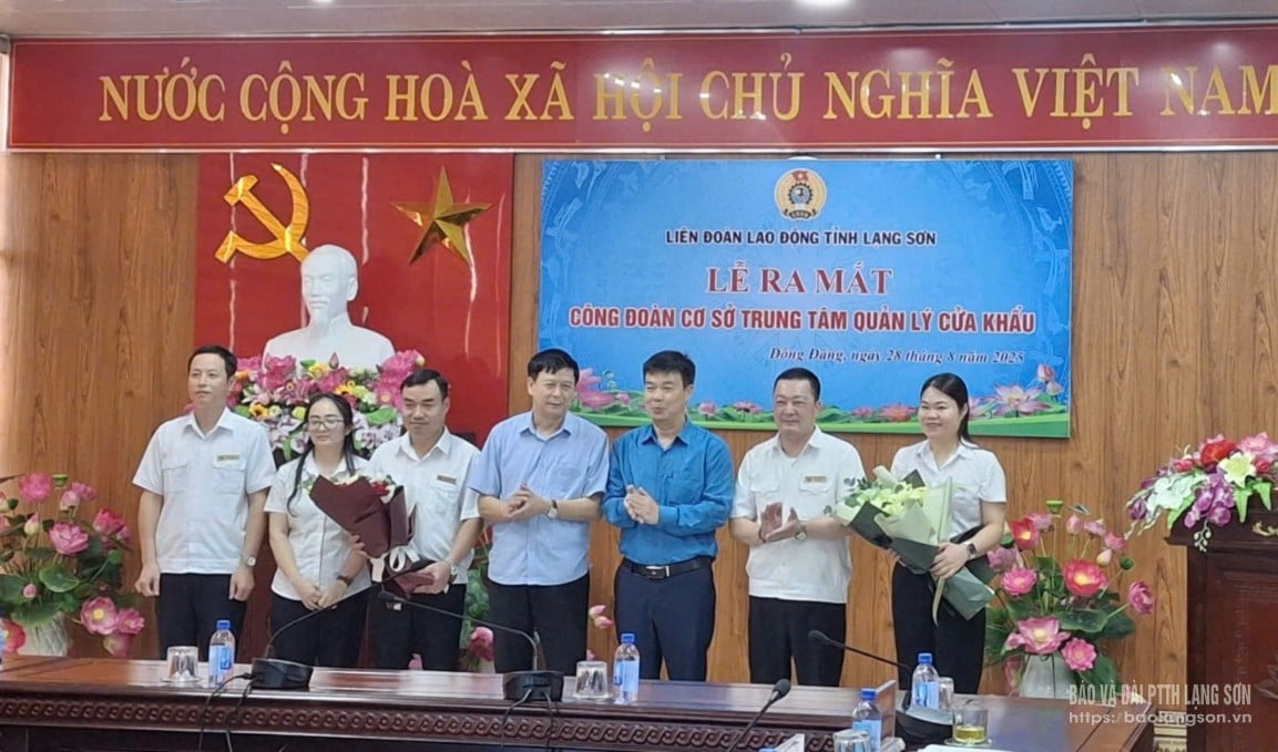 Lãnh đạo LĐLĐ tỉnh tặng hoa chúc mừng Ban Chấp hành CĐCS Trung tâm Quản lý cửa khẩu trong lễ ra mắt