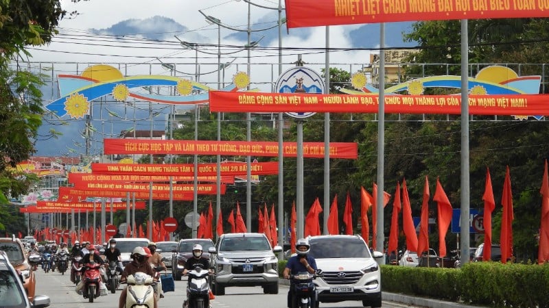 Ulice Dien Bien Phu jsou v podzimních srpnových dnech nádherné.