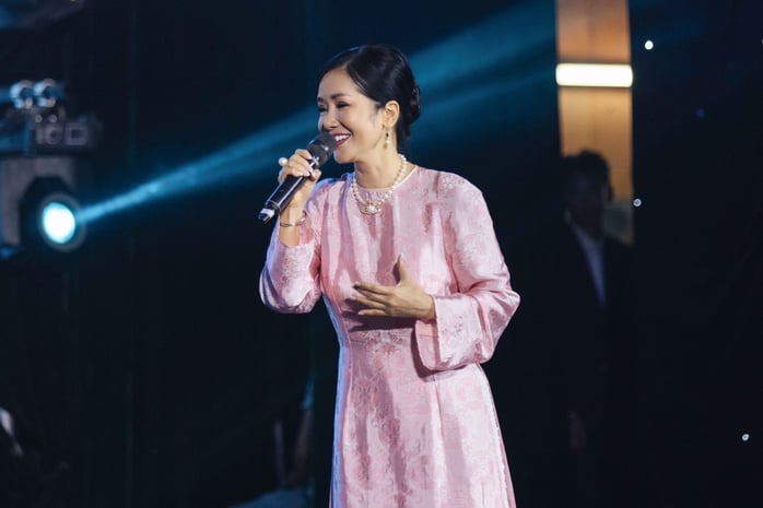 Con trai Hà Kiều Anh đệm đàn cho diva Hồng Nhung hát “Cho con”- Ảnh 1.