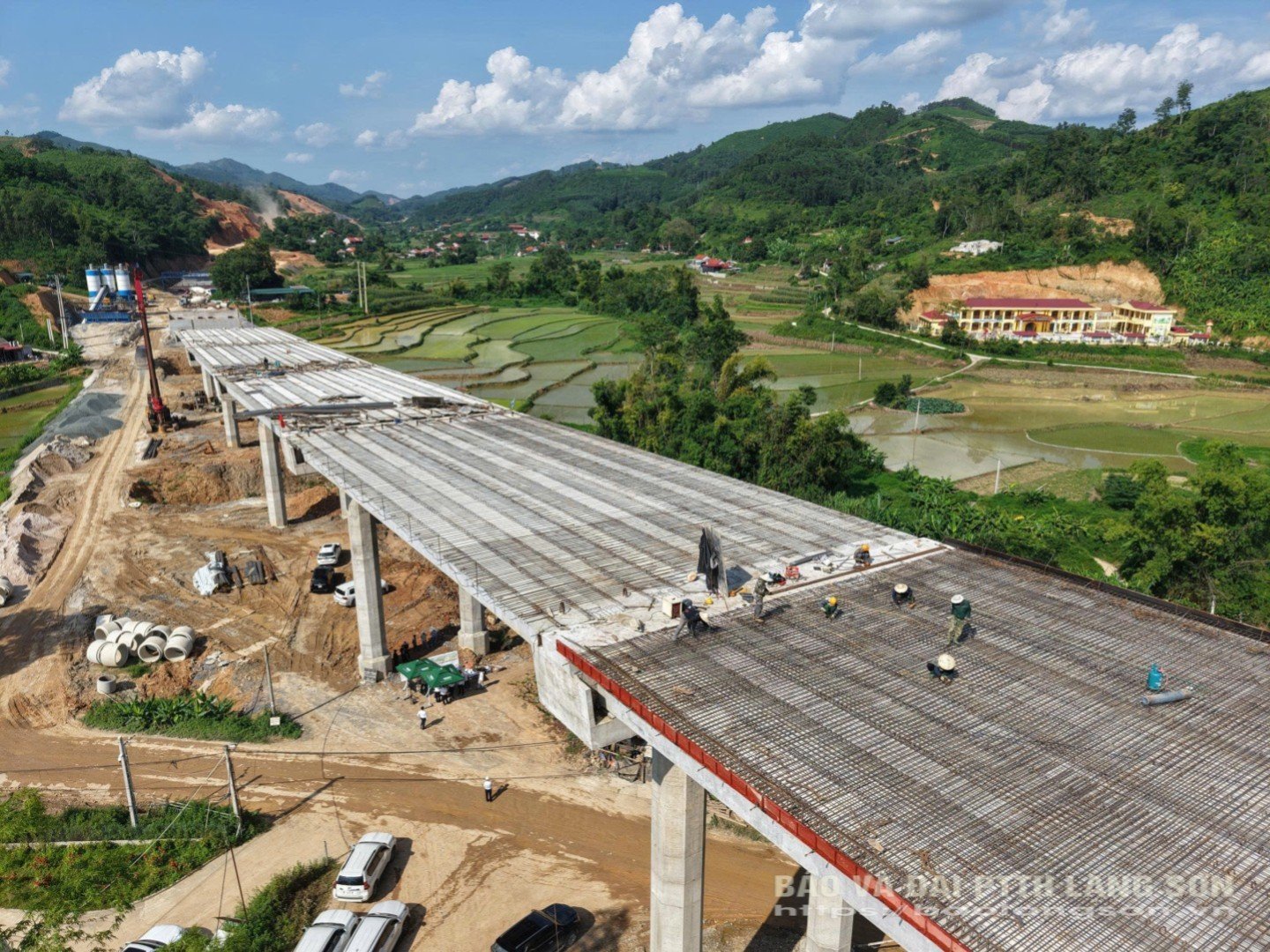 Công nhân thi công cao tốc cửa khẩu Hữu Nghị - Chi Lăng 