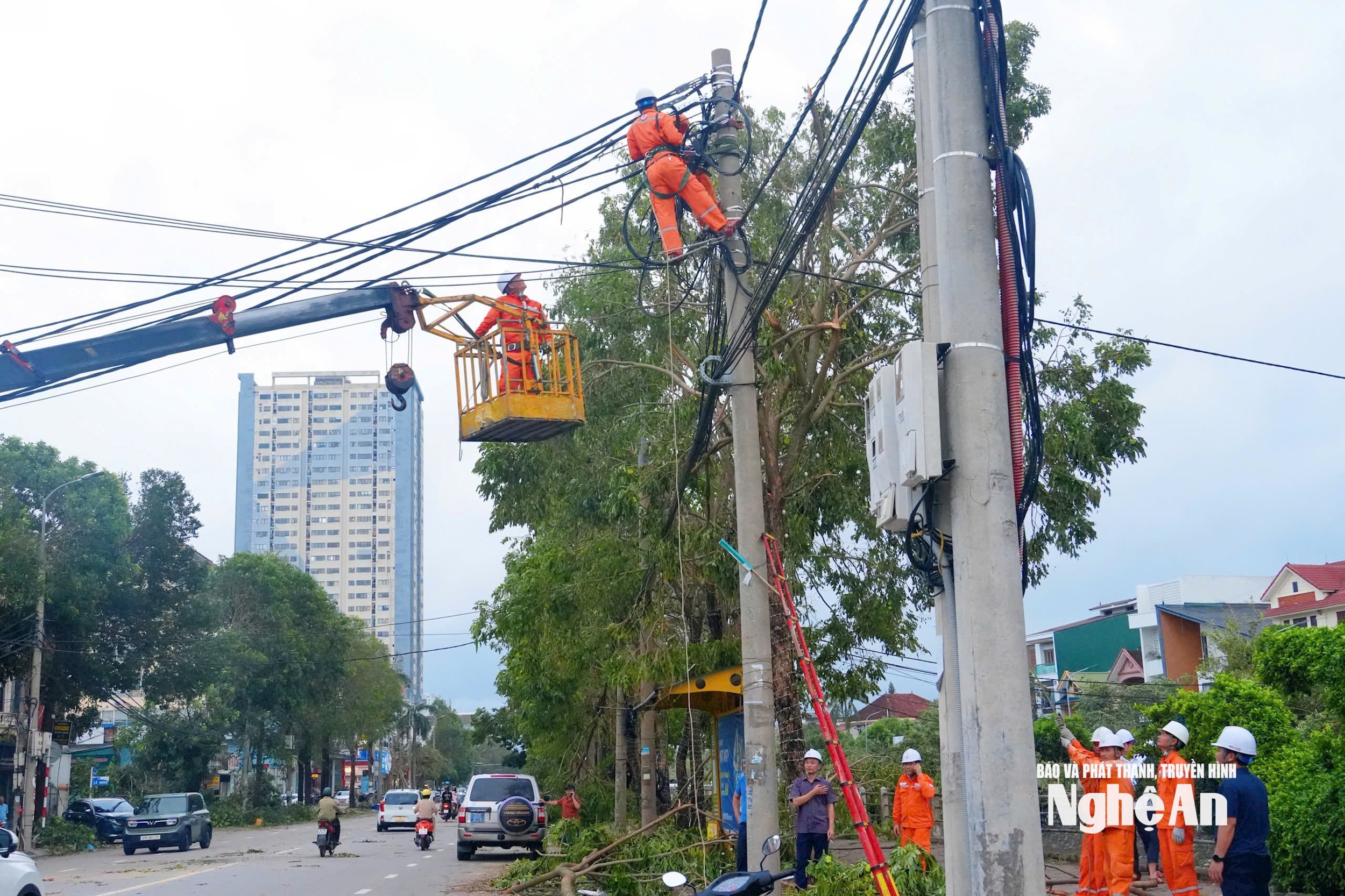 Công ty ĐIện lực Nghệ An huy động các lực lượng khắc phục, sửa chữa sự cố.