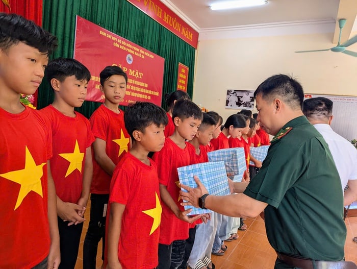 Trao tặng 38 suất quà động viên học sinh nghèo trước thềm năm học mới - Ảnh 1.