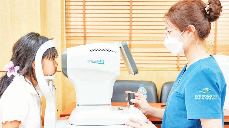 Kiểm tra, đánh giá tình trạng tật khúc xạ cho trẻ.