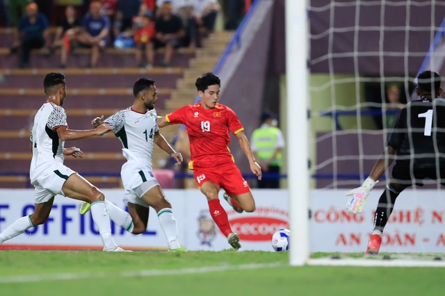 HLV Kim Sang-sik dùng người thông minh, U.23 Việt Nam đánh bại Bangladesh: Trọn vẹn ngày ra quân - Ảnh 3.